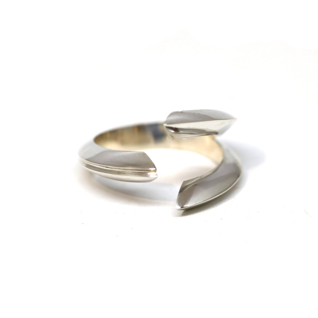 bena jewelry edgy ring silver jewelry minimalist ring unisex simple shapes unisexe fine jewelry bold jewelry design canada jewelry designer ruby mardi jewelry gallery montreal
