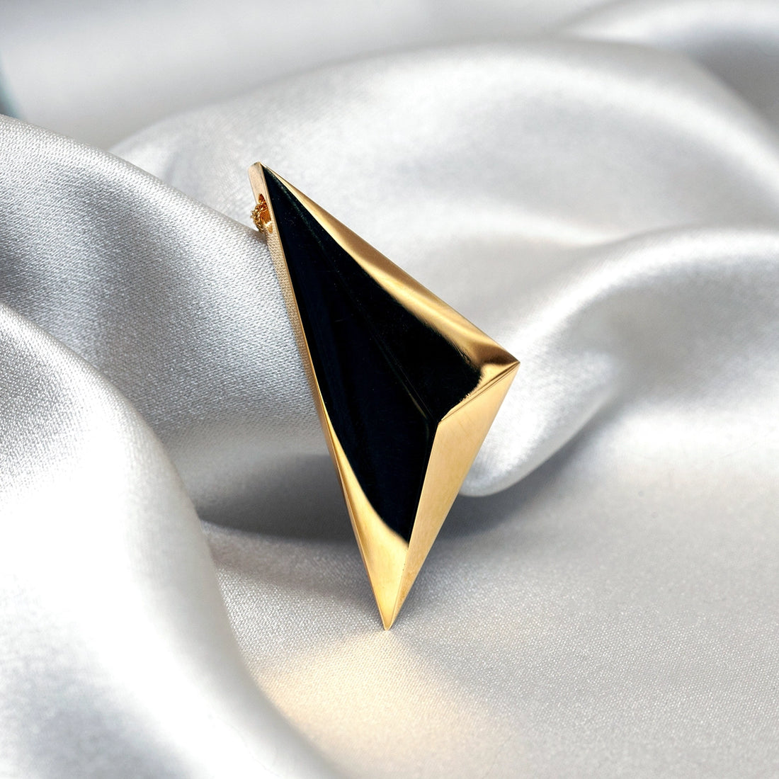 Froint view of vermeil gold pyramidal bold vermeil gold pendant montreal made in canada edgy jewelry silver gold plated unisexe big bold pendant yellow gold sharp look fine custom made jewelry designer montreal little italy jeweler custom bridal and fashion luxury jewelry specialist