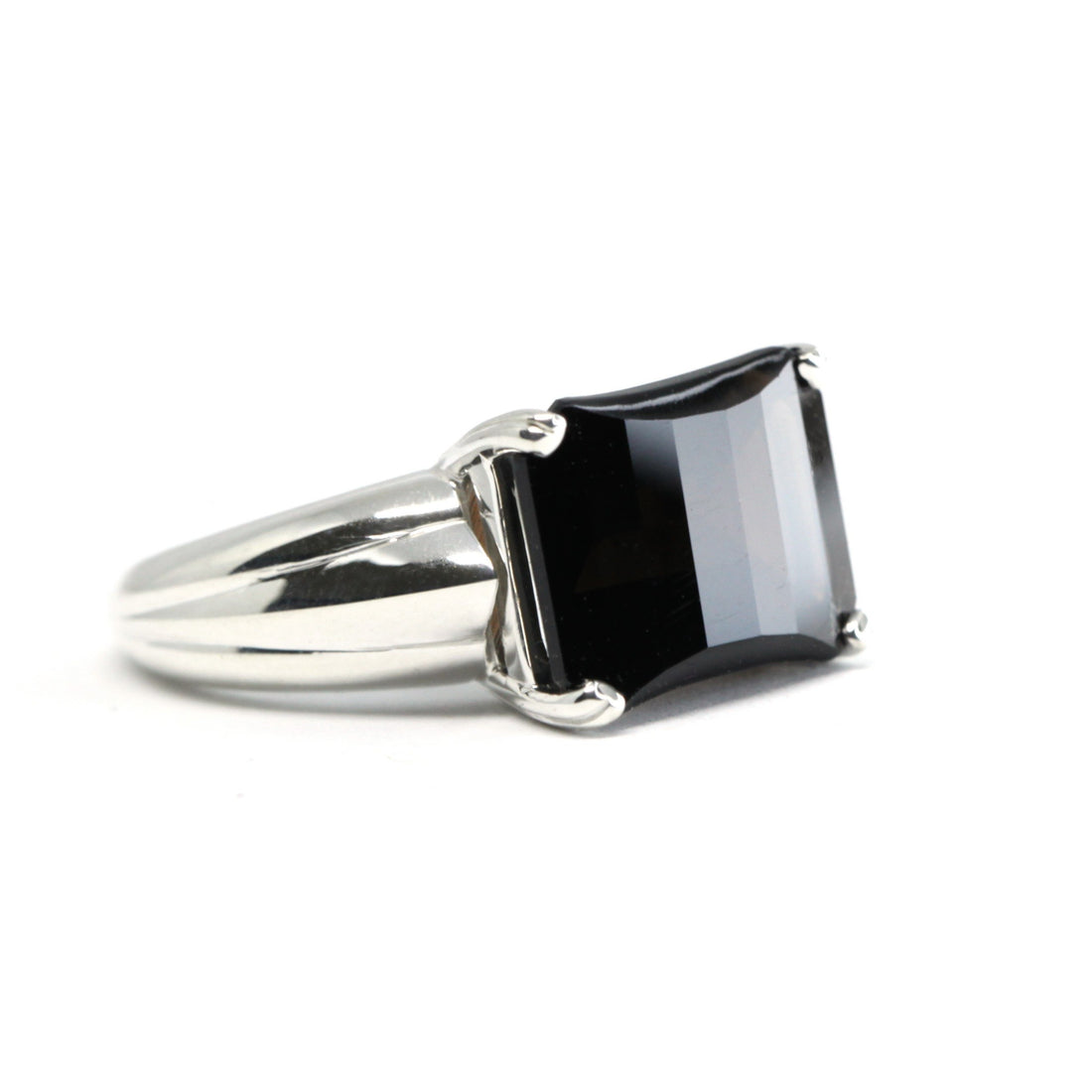 side view of edgy cocktail ring bold dark gemstone silver ring unisex fine jewelry custom made minimalist gemstone jewelry little italy montreal fine jewelry studio black gemstone ring