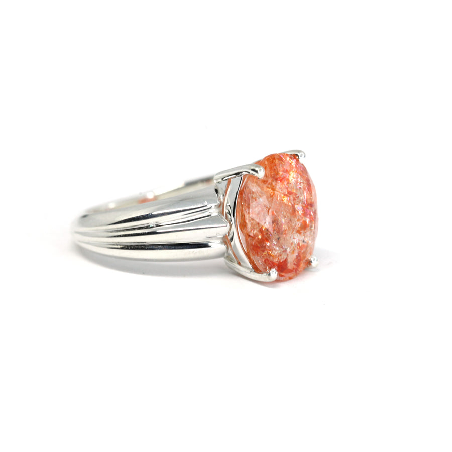 side view of cocktail ring oval shape sunstone custom made in montreal fancy edgy color gemstone specialist montreal made in canada fine jewelry silver ring
