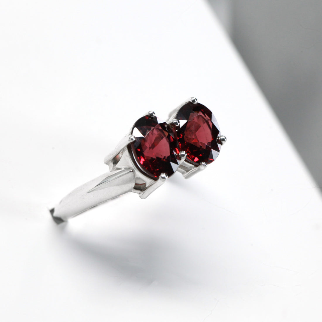 side view of red garnet cocktail ring bena jewelry custom made jewelry montreal pyrope garnet oval gemstone toi et moi bold ring unisex design montreal handmade jewelry studio little italy jewelry