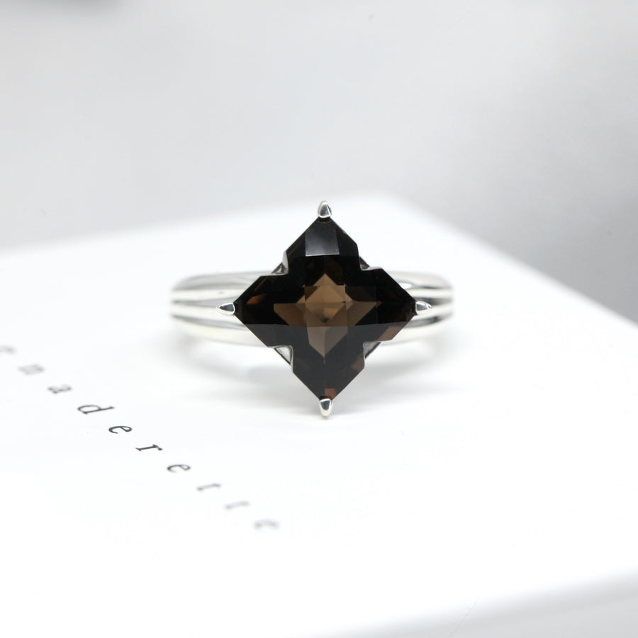 Front view of bena jewelry cocktail ring edgy smoky quartz fine jewelry montreal made in canada fine jewelry designer gemstone ring specialist