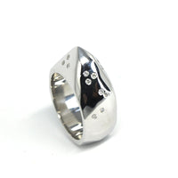 Top View of Edgy bena Jewelry Silver ring montreal made in canada diamond fine jewelry minimalist unisexe bold