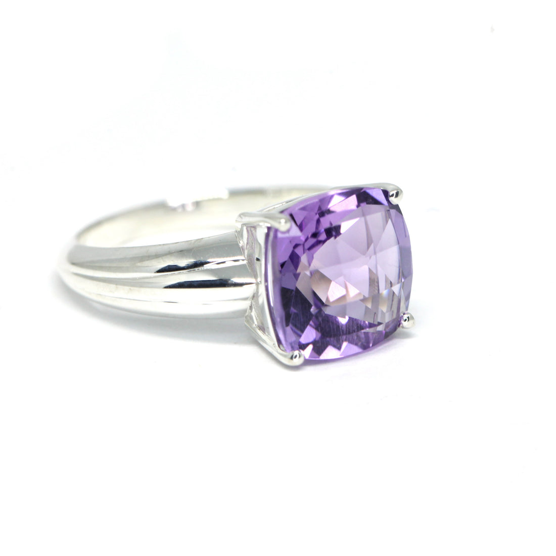 Side view of cocktail ring bena jewelry unisex amethyst bold gemstone ring montreal made in canada purple gemstone ring custom made birdal jewelry montreal