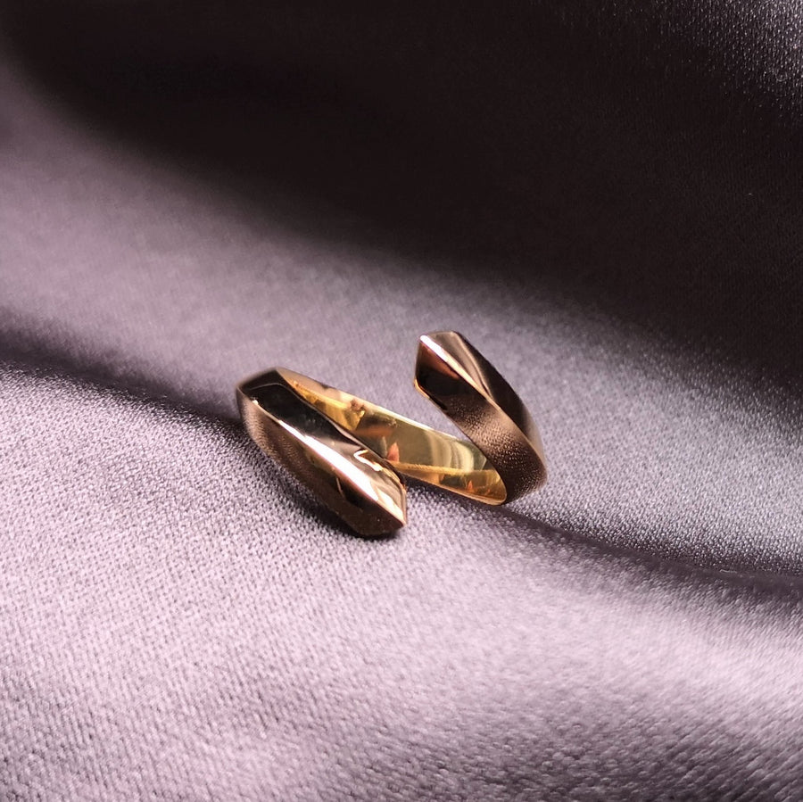 Side view of vermeil gold ring yellow gold plated silver spin collection minimalist jewelry made in montreal fine everyday bena jewelry bague simple en or plaqué or jaune fait à montreal