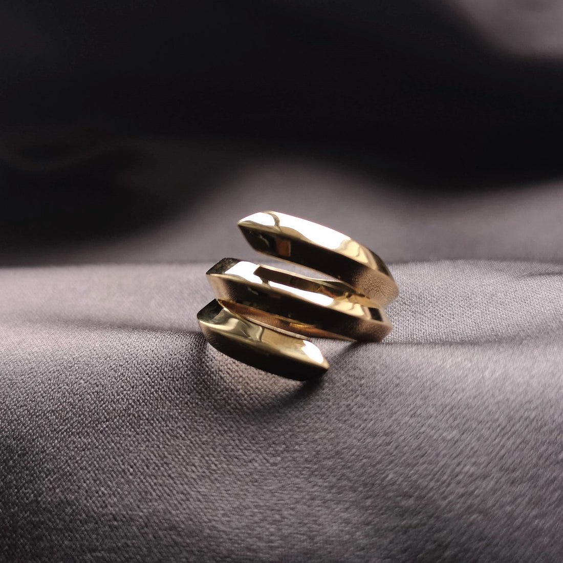 Edgy vermeil gold ring montreal made in canada fine jewelry minimalist bold ring desgin custom made in canada handmade fine jewelry