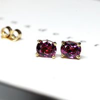 front view of rhodolite garnet purple gemstone gold stud earrings minimalist gemstone jewelry handamde in montreal made in little italy fine jewelry studio natural pink purple garnet gemstone jewelry montreal