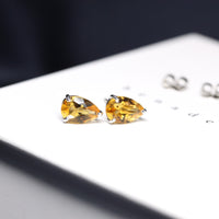 Side view of citrine gemstone stud earrings bena jewelry minimalist color gems earrings little italy montreal jeweler custom made fine jewelry color gemstone pear shape natural yellow quartz earrings