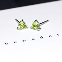 side view of peridot gemstone stud earrings small green gemstone trillion shape earrings montreal made custom jewelry color gemstone earrings unisex fine jewelry montreal handmade in little itlay jewelry studio