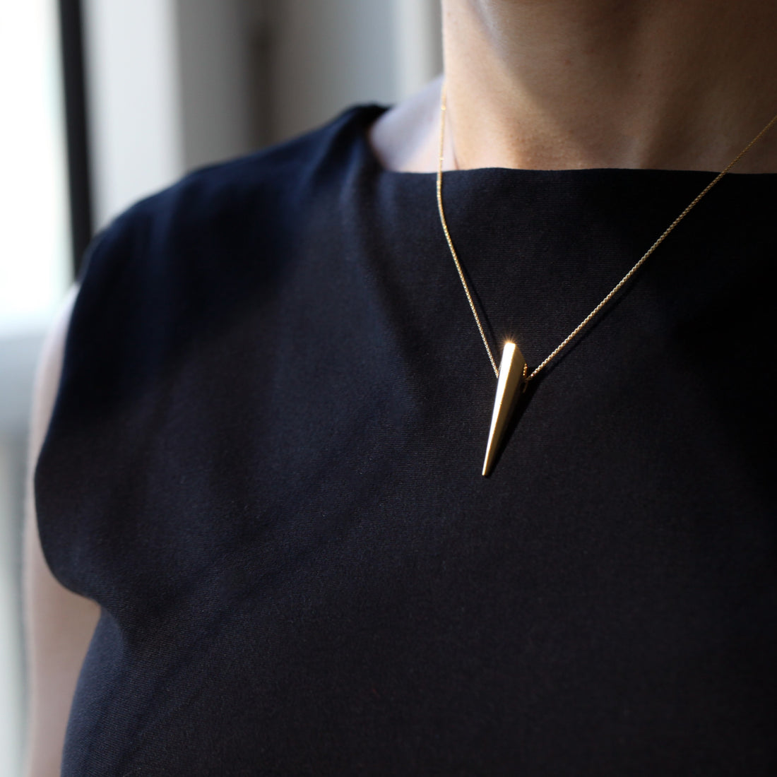 Side view of Edgy pendant natural light photo bena jewelry silver gold plated minimalist jewelry custom made to be unisexe fine jewelry montreal made in canada edgy collection 