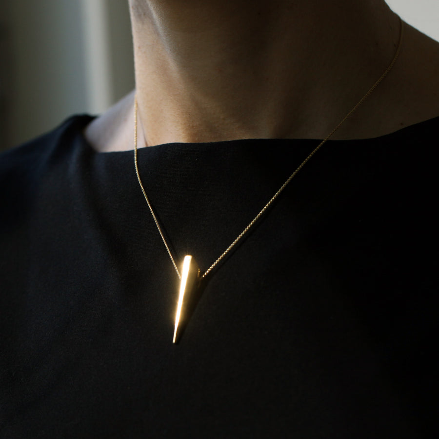 Girl wearing edgy vermeil gold pendant pike pendant bena jewelry montreal minimalist jewelry designer made in canada ethical fine jewelry