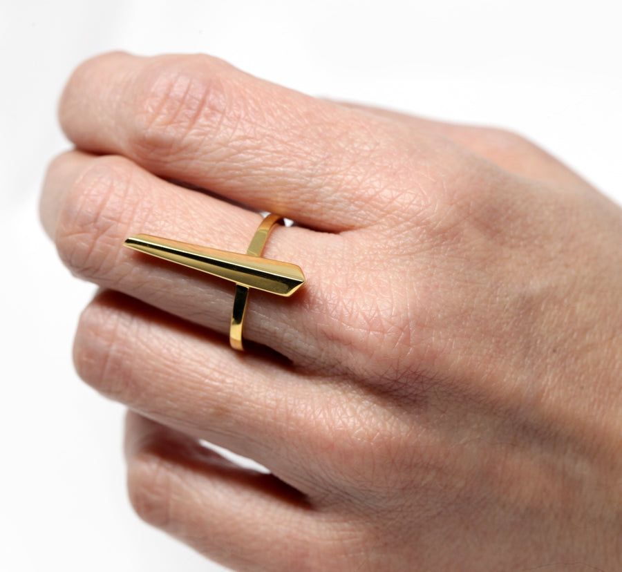 girl wearing Edgy ring vermeil gold unisexe jewelry montreal made in canada fine jewelry custom made in montreal fine jewelry straigh ring edgy jewelry