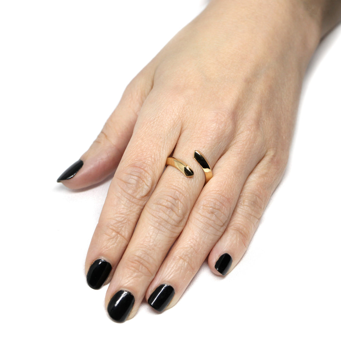 girl wearing a yellow gold silver plated spin collection minimalist ring bena jewelry montreal designer bague en or jaune fait au canada