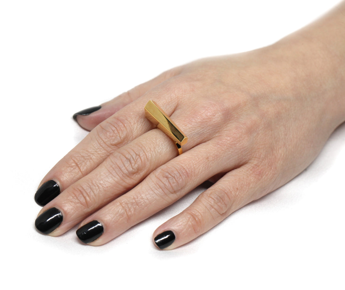 Girl wearing bena jewelry vermeilg gold edgy jewelry bold minimalist ring yellow gold plated silver unisex minimalist jewelry studio little italy montreal handmade in canada custom fine jewelry