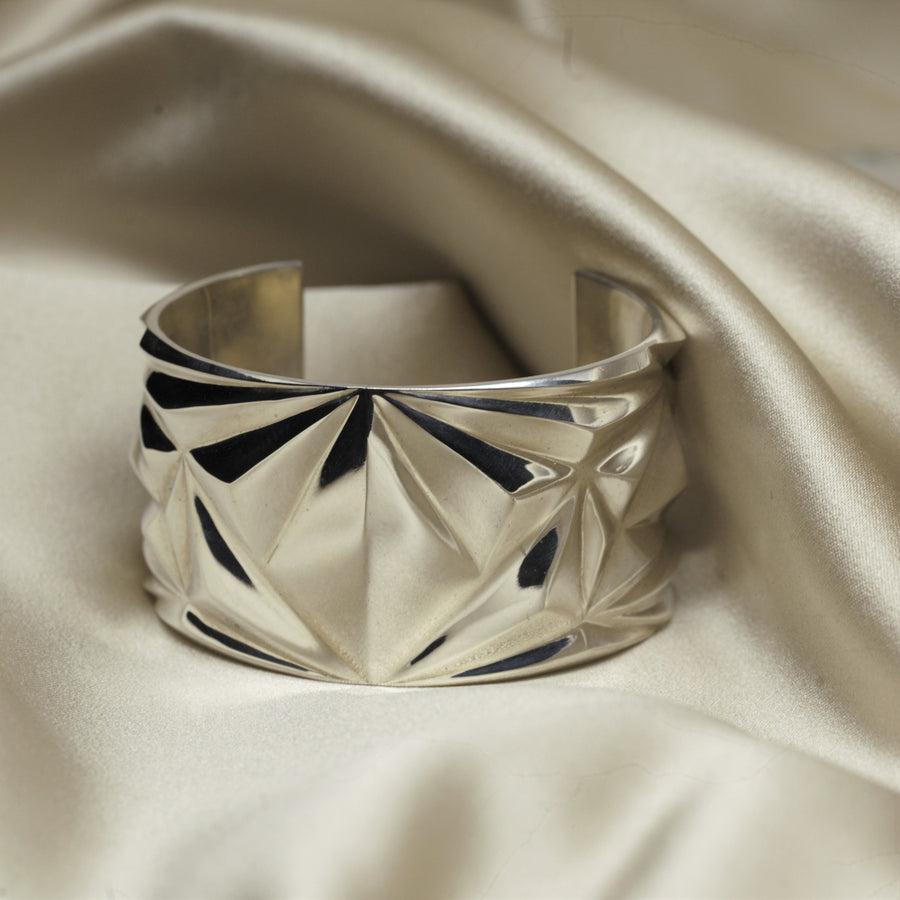 top view of bena jewelry bold bracelet made in montreal bena jewelry edgy jewelry design handmade in montreal little italy jewelry silver minimalist bold jewelry design