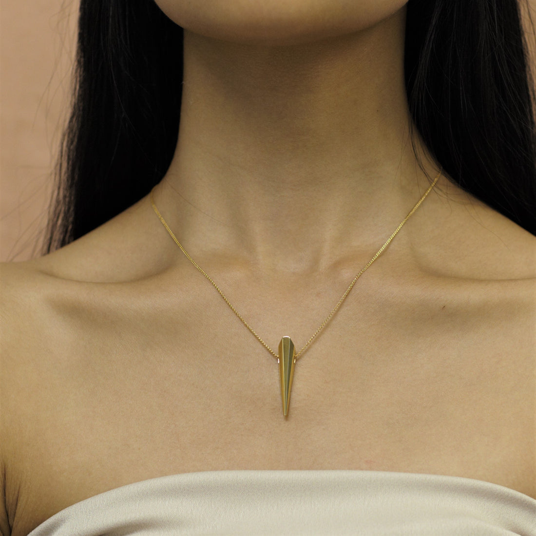 Girl wearing vermeil gold pendant unisexe minimalist pendant gold plated local fine jewelry designer gold pendant montreal made in canada