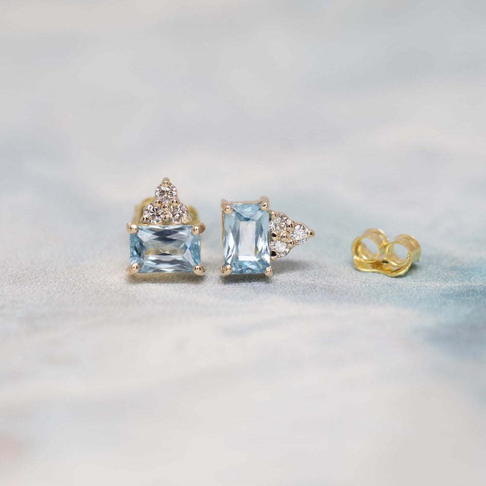 Elegant contrast: sky-blue zircons and brilliant white diamonds set in warm yellow gold. Modern and refined.