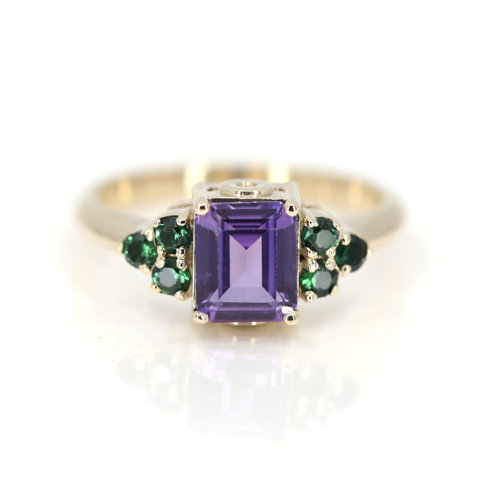 Close-up on white background: A detailed look at the vibrant amethyst&#39;s facets, with its deep purple tones and pink highlights.