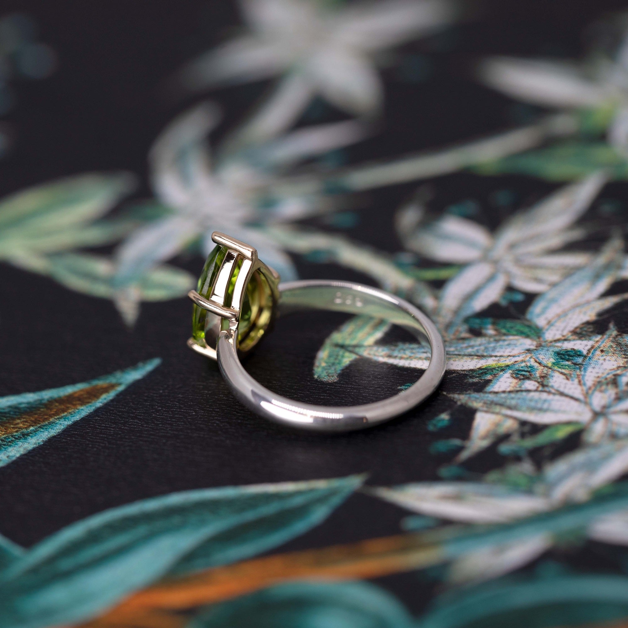 Peridot ring, close-up – A striking pear-cut peridot ring with a deep green hue, elegantly set for a sophisticated and bold statement.