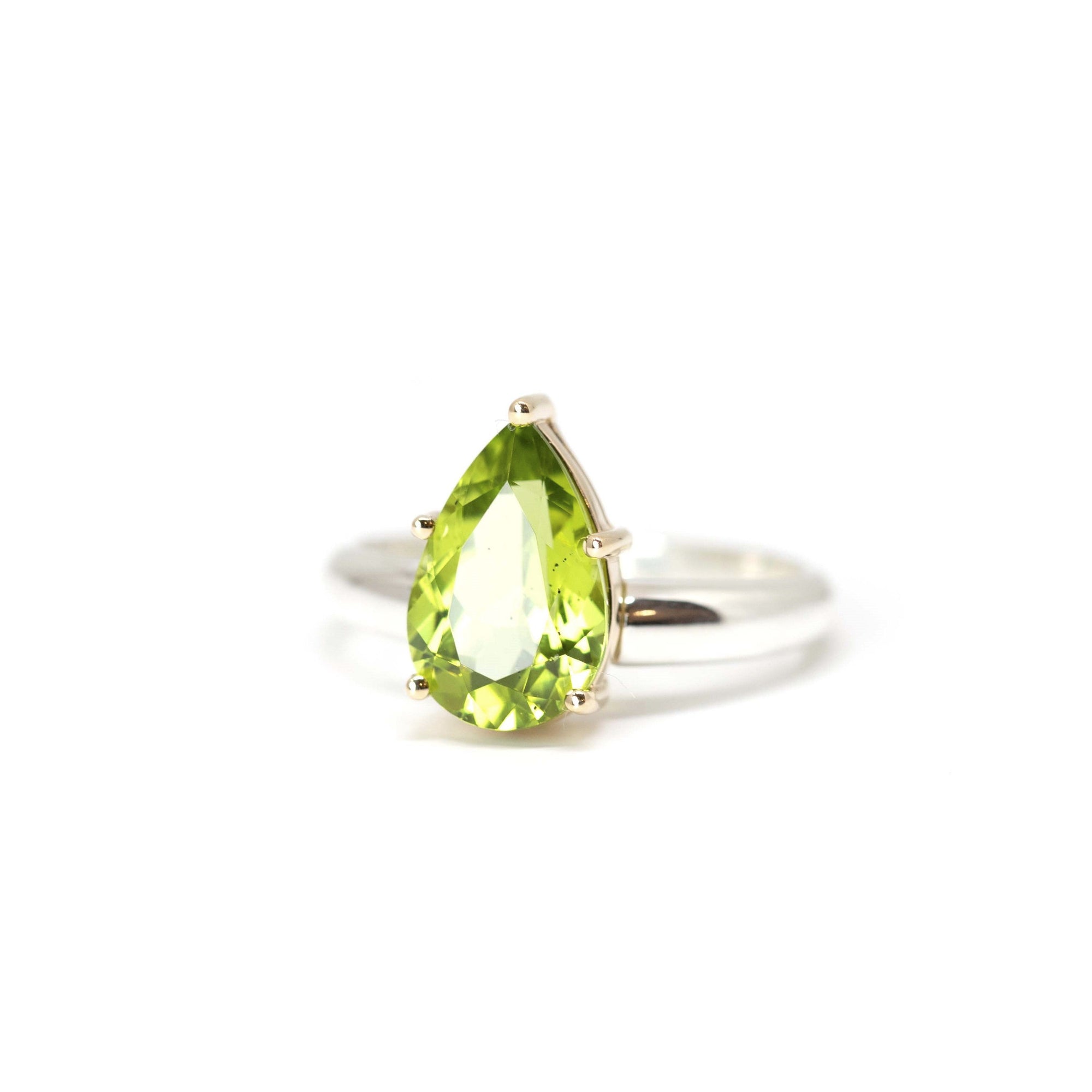 Top-down view of cocktail ring – A high-quality natural peridot with a rich green hue, set in a modern and refined jewelry design.