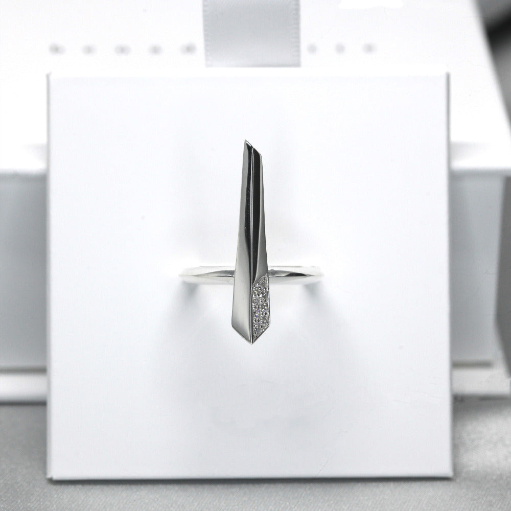 Close-up of Diamond Pike Quarter Edition, featuring sharp volumes and sparkling diamonds in white gold.