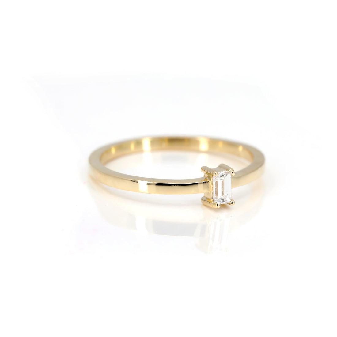 side view of bena jewelry yellow gold edgy ring with baguette shape lab grown diamond made in montreal on white background