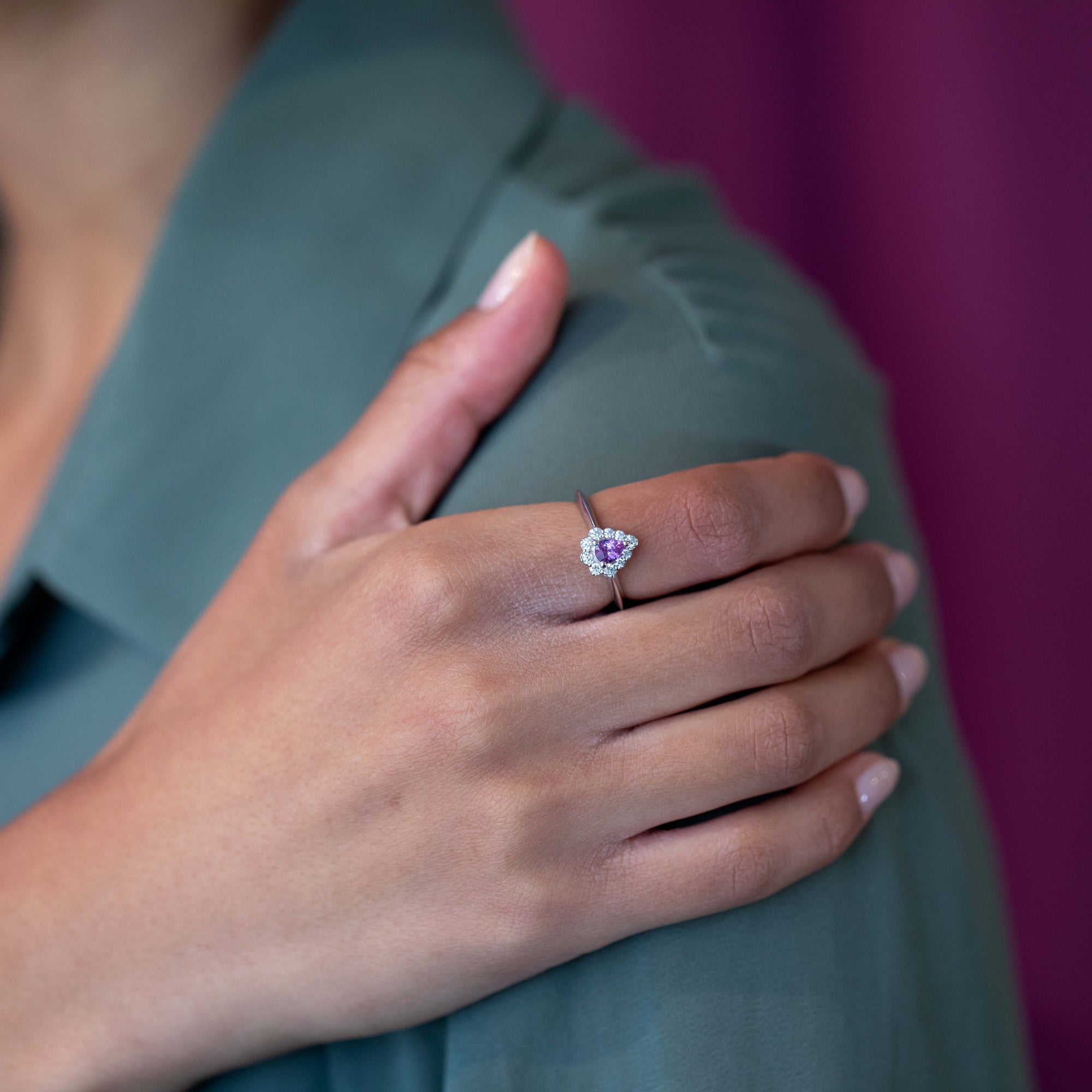 Aura sapphire and diamond ring worn on a woman&#39;s hand, highlighting its elegant proportions and refined white gold setting.