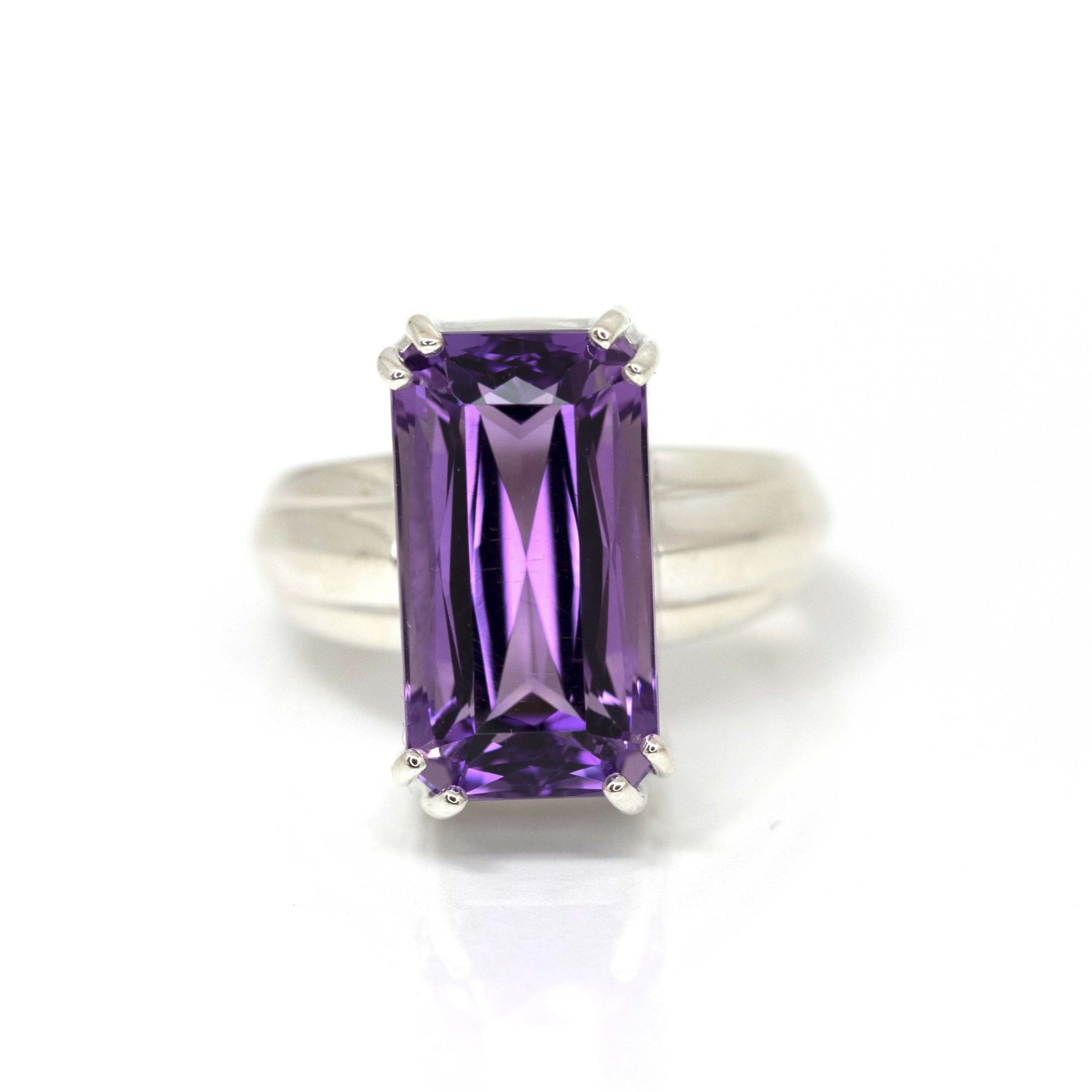 Side view of amethyst ring – A luxurious statement piece with a structured setting that enhances the intensity of the gemstone’s color.