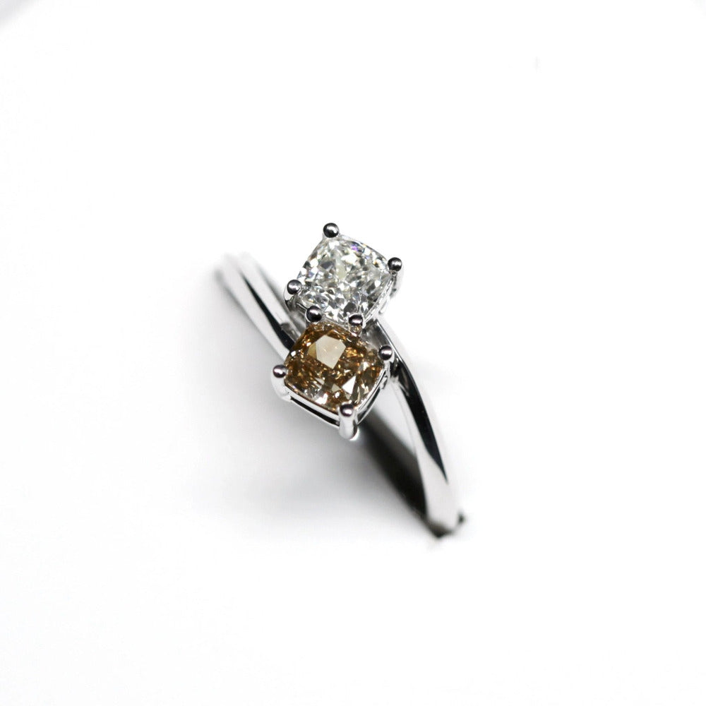 Side view of Toi et Moi ring – A timeless fine jewelry piece featuring an elegant contrast between white and brown diamonds.