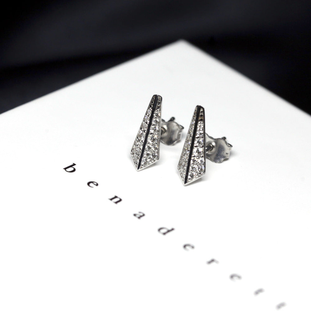 White gold and diamond earrings, bold and contemporary design, handcrafted in Montreal by Bena Jewelry, designer canadien.