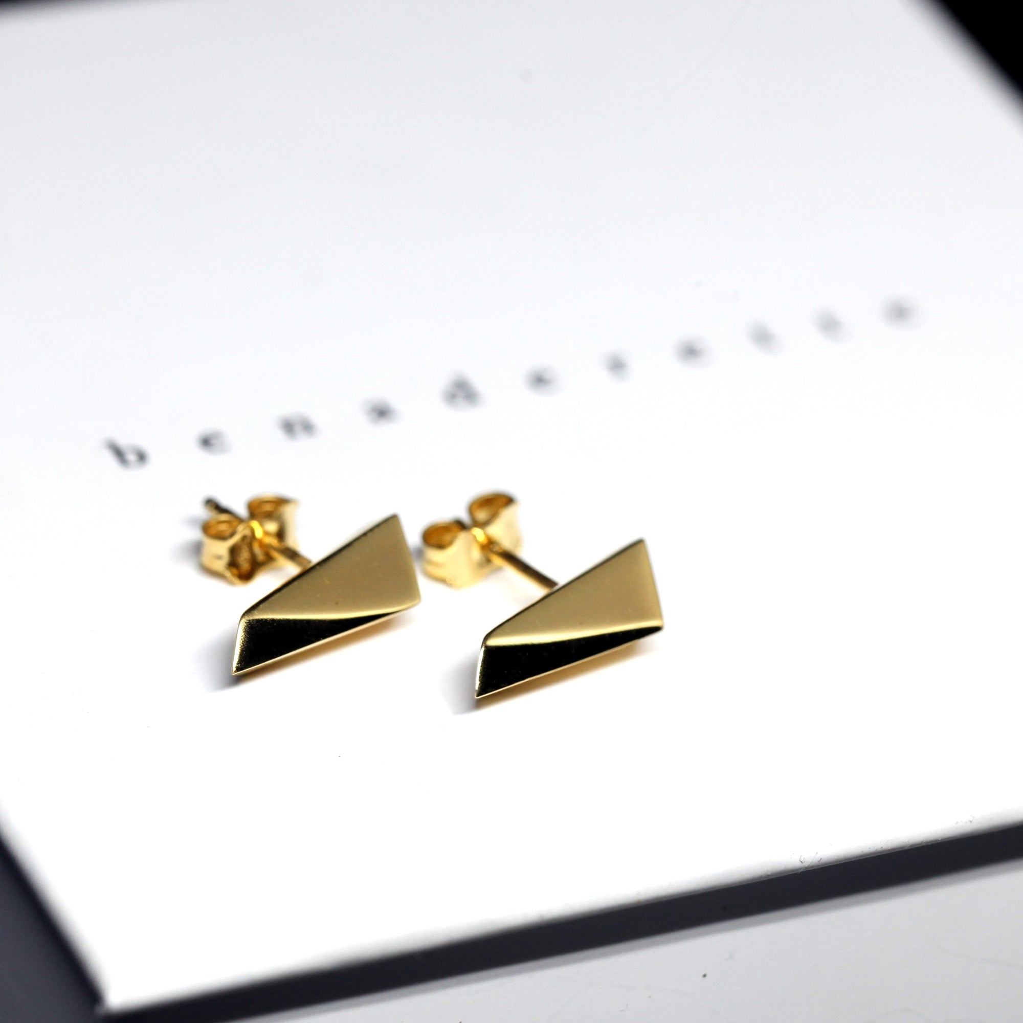 Side view of Pike Earrings – Minimalist statement earrings in high-polish gold, crafted with precision in Montreal. A fine jewelry piece by Bena Jewelry.