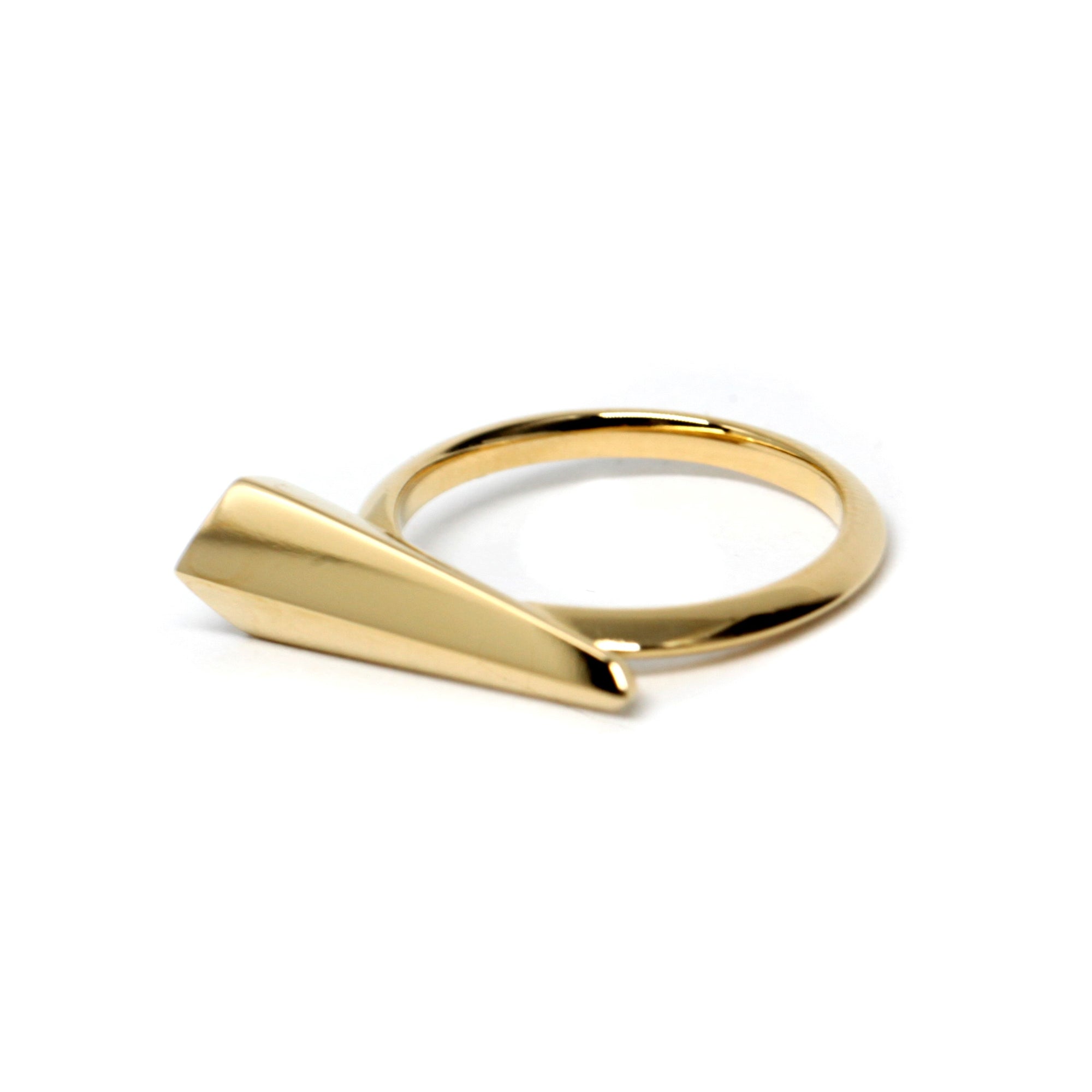 Close-up of Spine Ring in Yellow Gold – A bold statement ring with a minimalist yet striking geometric form.
