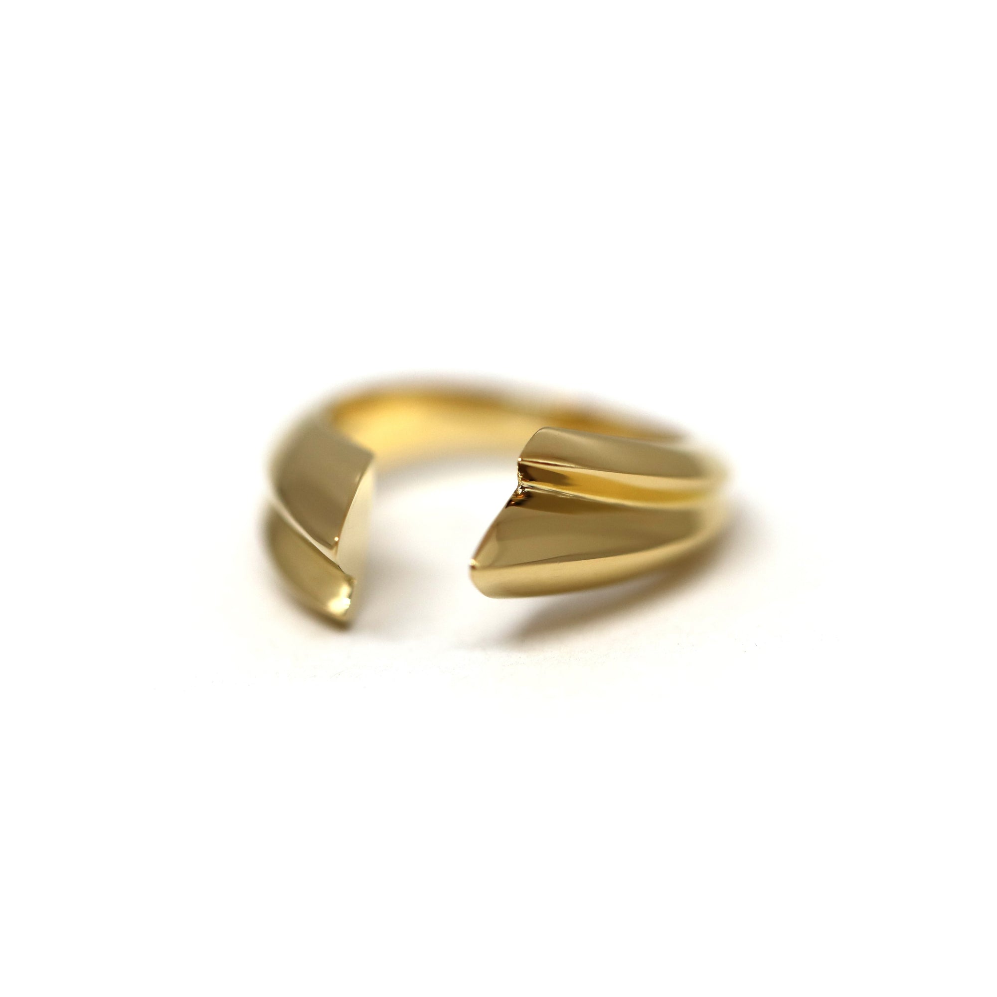 Side view of Tidal Ring in Yellow Gold – A contemporary fine jewelry piece with an organic and dynamic shape.