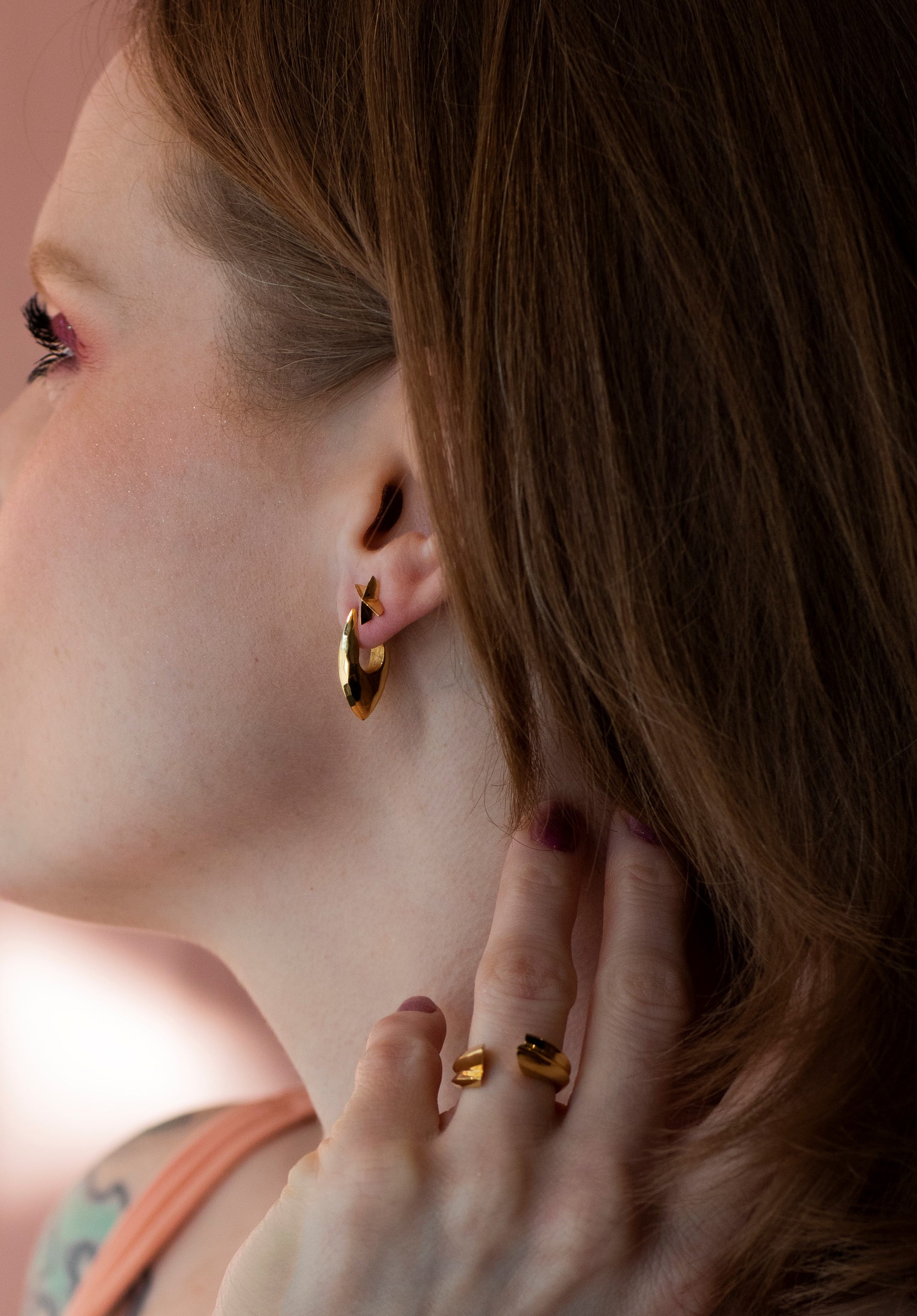 Girld wearing yellow gold edgy Bena Jewelry earrigs and ring set. Fine edgy jewelry made in Montreal, Canada.